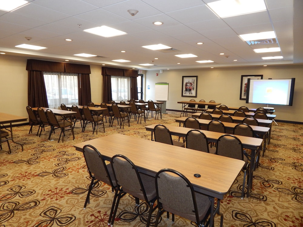 Holiday Inn Express & Suites Washington Meadow Lands by IHG - photo 33