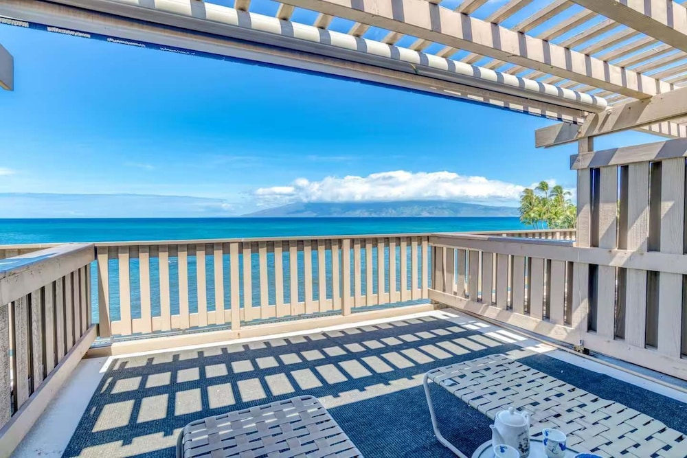 Oceanfront Spacious Retreat Stunning Views with 2 Lanais AC Comfort — 4-Star Luxury Hotel in Lahaina, United States