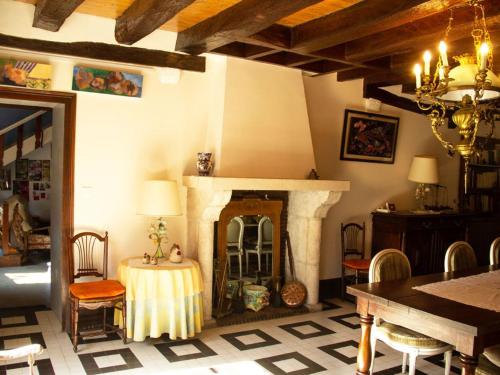 Gîte spacieux au cœur du Val de Loire entre Orléans et Blois avec jardin cour fermée et BBQ FR 1 590 106 — hotel in Tavers