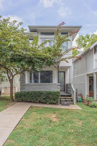 Family Home in 12 South Mins to Local Favorites Screened in Porch Walk to Shopping in 12 South 10 Minutes to Broadway Dedicated Parking Perfect for Families 24 Hr Hospitality — 4-Star Luxury Hotel in Nashville, United States