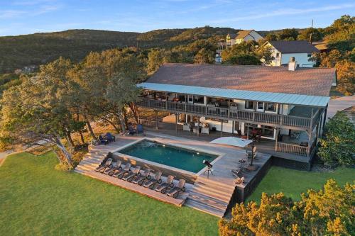 Hot Tub Heated Infinity Pool Perfect Hill Country Estate on 10 Acres — hotel in Jonestown