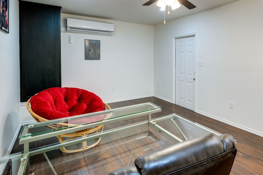 Luxurious Laredo Getaway Unwind in Style - photo 24