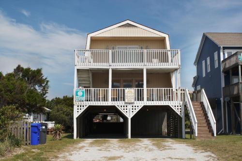 BeachyPeachyKeen by Oak Island Accommodations - featured photo
