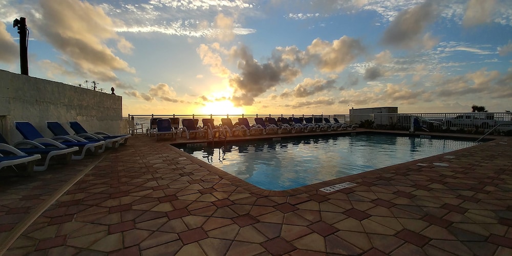 Tropical Winds Oceanfront Hotel - photo 75
