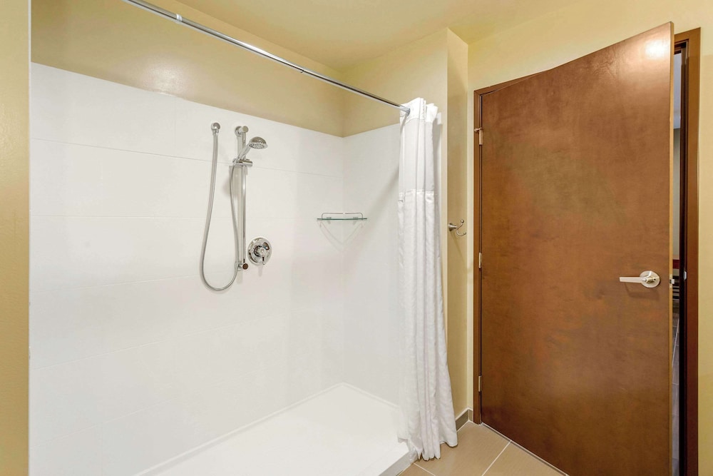 Comfort Suites Burlington near I 5 - photo 23