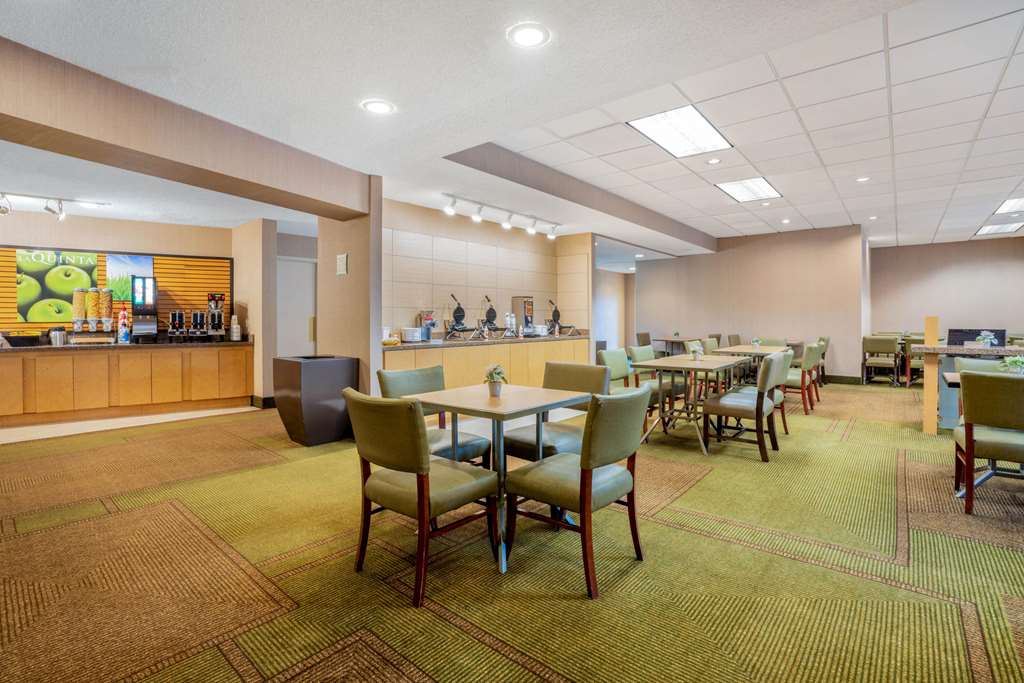 La Quinta Inn & Suites by Wyndham Seattle Sea Tac Airport - photo 9