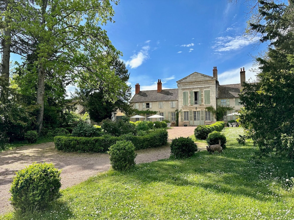 Cote Park — 4-Star Luxury Hotel in Givry, France