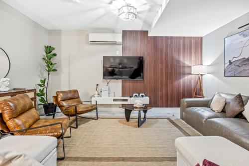 Mid Century Stay 5BR and 5 Baths w PS5 & Laundry — 4-Star Luxury Hotel in Brooklyn, United States