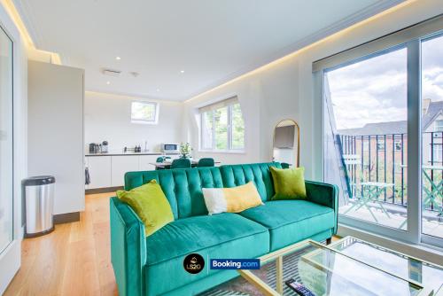 2 Bed Apartment with Balcony in Acton by LS2G Stays — 4-Star Luxury Hotel in London, United Kingdom