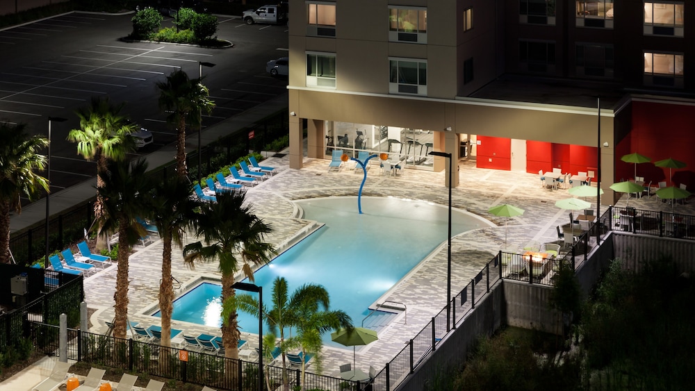 Holiday Inn Express & Suites Orlando at SeaWorld by IHG - photo 40