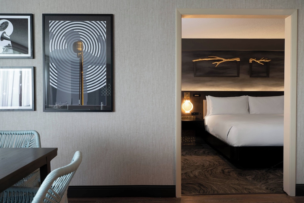 Renaissance Chicago North Shore Hotel - photo 22