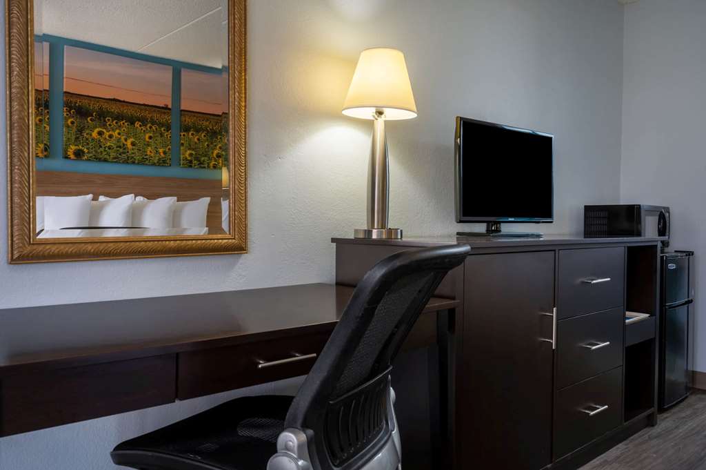 Days Inn by Wyndham Perrysburg Toledo - photo 25