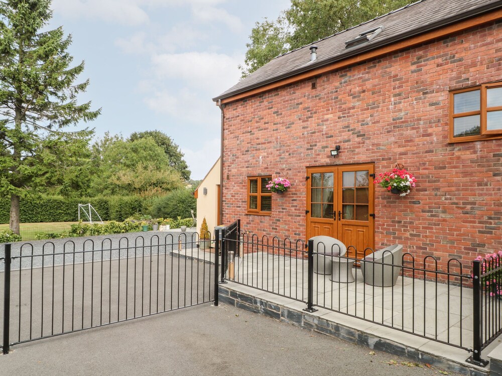 Ash Farm Cottage — 4-Star Luxury Hotel in Holywell, United Kingdom