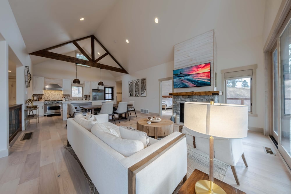 Wilderness Club Haven for 12 in Eureka, United States