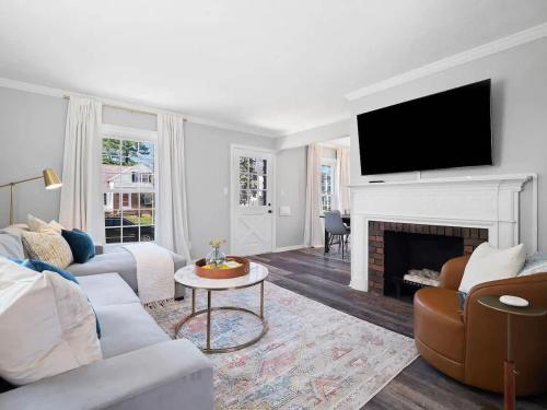Home Away From Home Beautiful Yard — 4-Star Luxury Hotel in South Euclid, United States