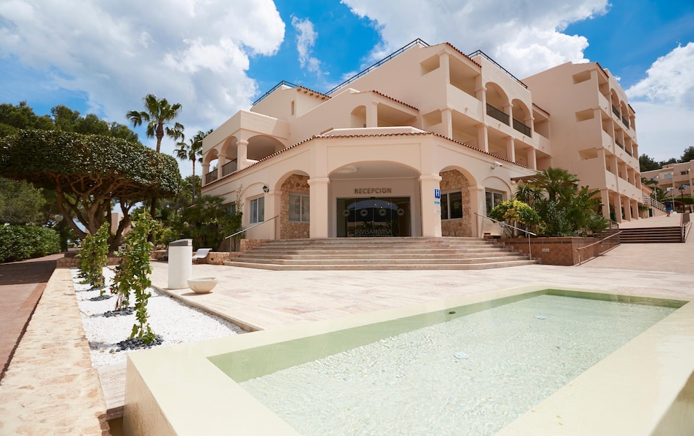 Invisa Hotel Club Cala Blanca — hotel in Santa Eularia Des Riu