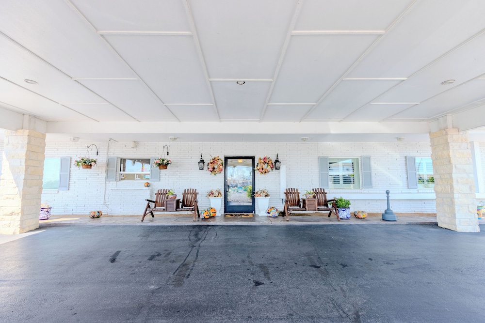 Shark Reef Resort Motel & Cottages - photo 2