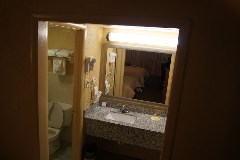 Days Inn by Wyndham Durham Near Duke University - photo 27