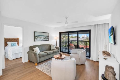 Deluxe Condo Modern Furnishings and Great View — 4-Star Luxury Hotel in Naples, United States