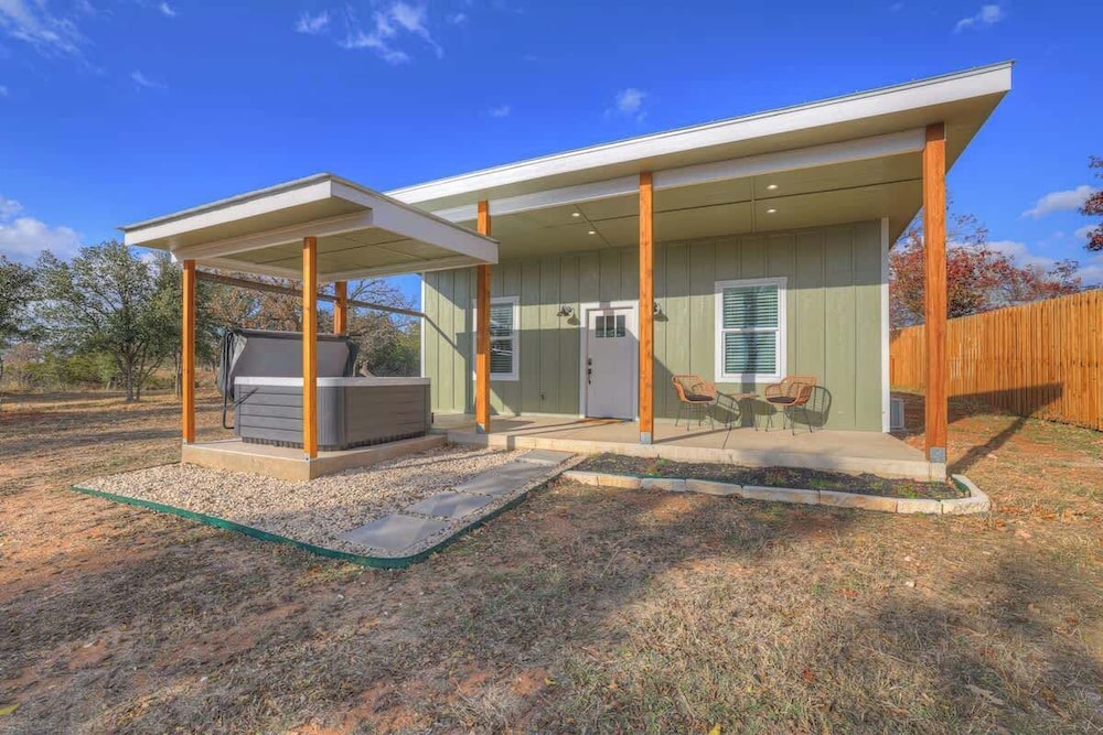 Evergreen Escape W hot tub 5 Min to Downtown in Fredericksburg, United States