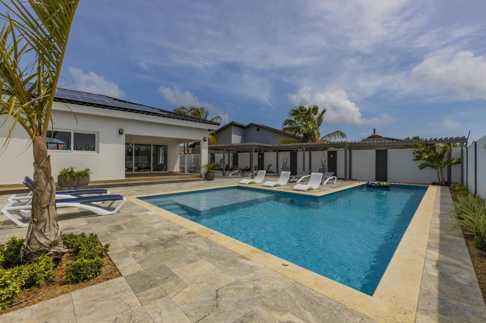 New 3BR 2BA With Huge Pool and Outdoor Area BBQ in Noord, Aruba