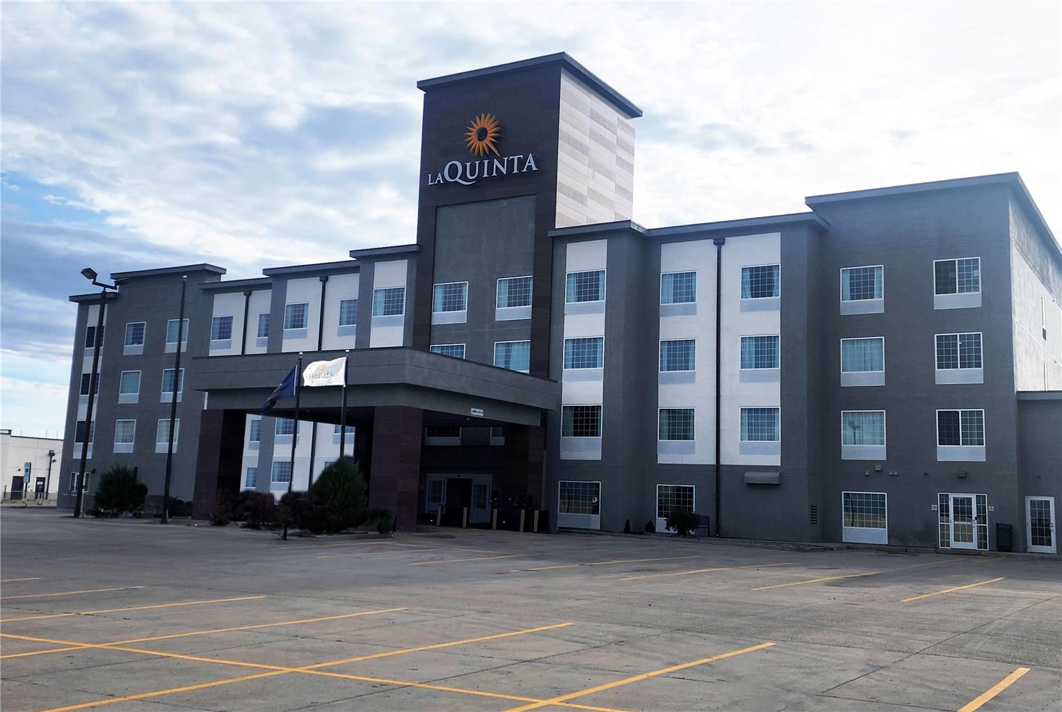 La Quinta Inn & Suites by Wyndham Minot — hotel in Minot