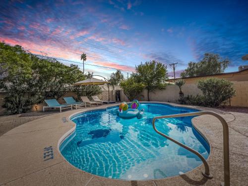 The Sunset House Pool Hot Tub & Putting Green — 4-Star Luxury Hotel in Tempe, United States