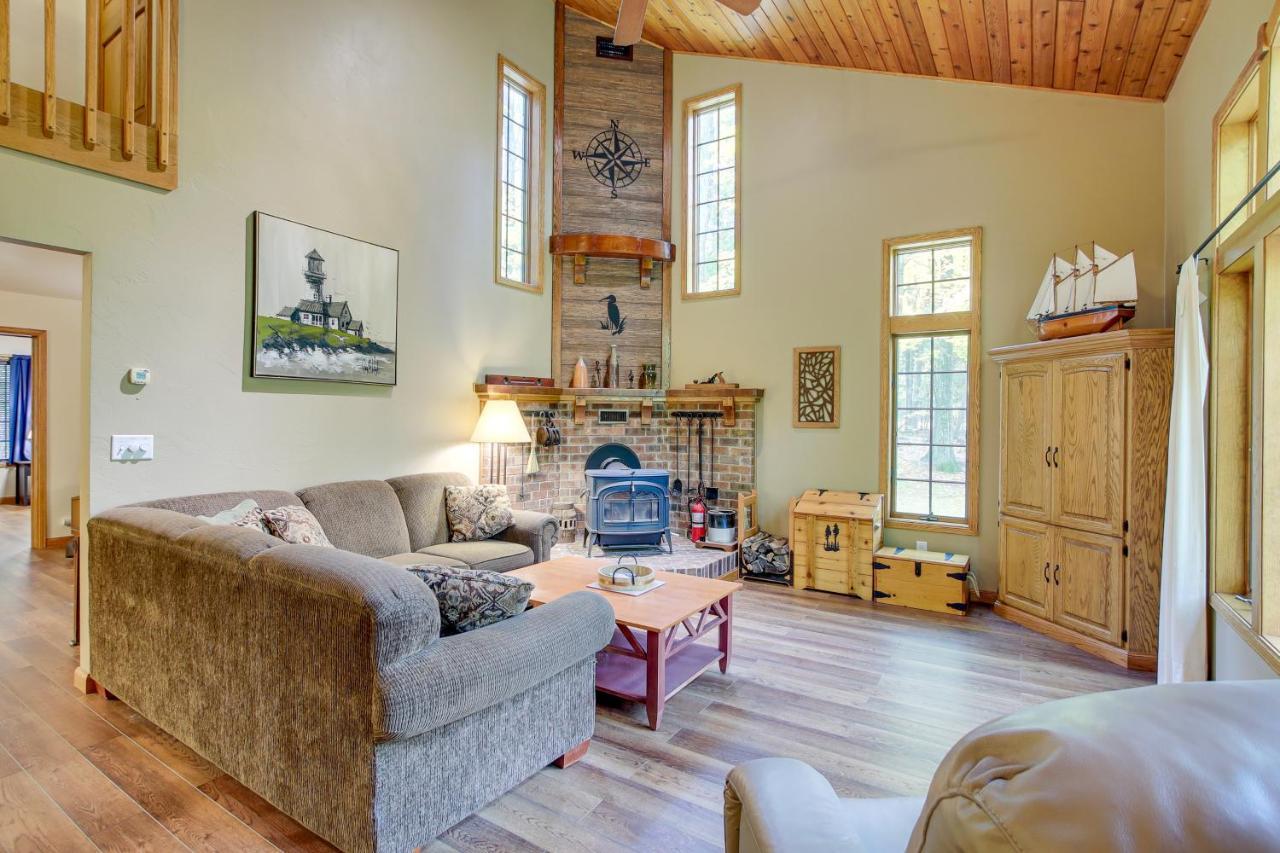 Family Friendly Home in Sturgeon Bay with Backyard — 4-Star Luxury Hotel in Sturgeon Bay, United States