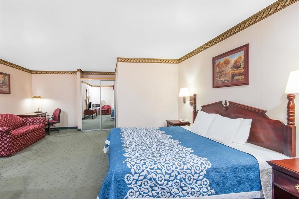 Greenwoods Inn & Suites - photo 10