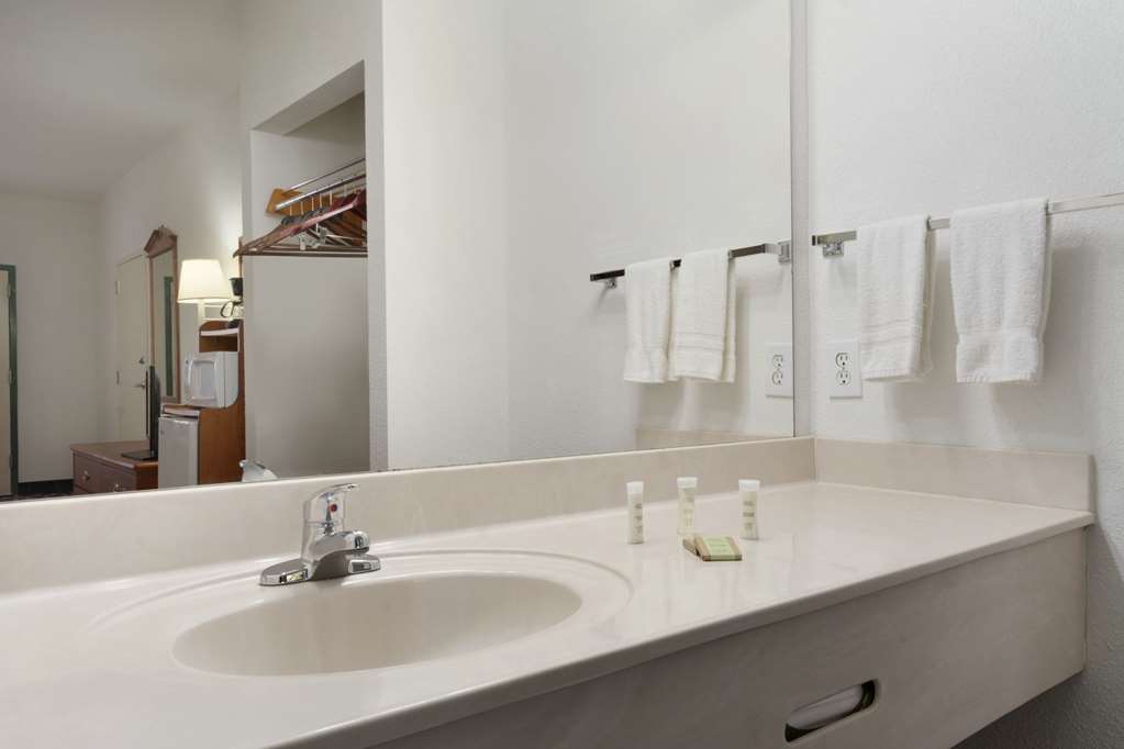 Super 8 by Wyndham Chatsworth Dalton - photo 9