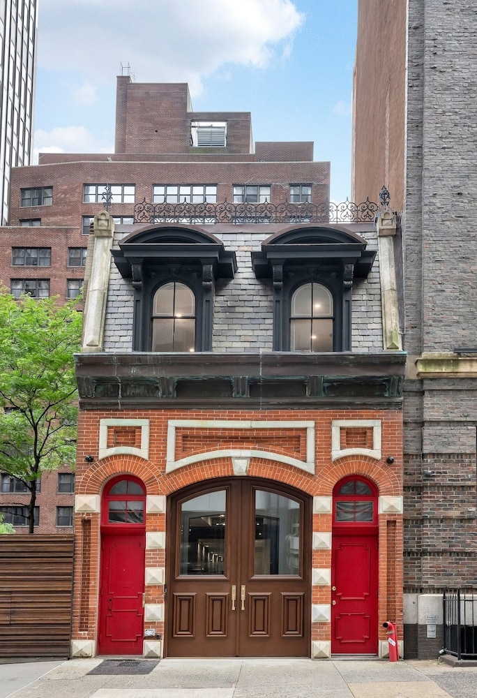 Landmarked NYC Townhome Sleeps 10 Group Friendly