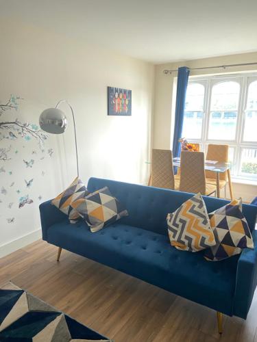 Beautiful 2 bed waterfront apartment with parking perfect for Canary Wharf 2 bed 2 bath apartment with High speed WIFI and Netflix and parking — 4-Star Luxury Hotel in London, United Kingdom