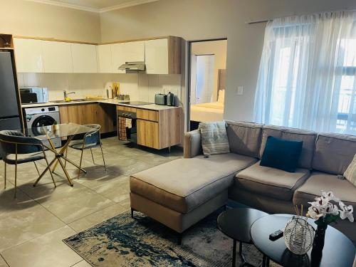 Secure 1 Bedroom Apartment in Midrand Waterfall City Lock Up and Go Free WIFI and Parking 6A Elizabeth Place — 4-Star Luxury Hotel in Midrand, South Africa