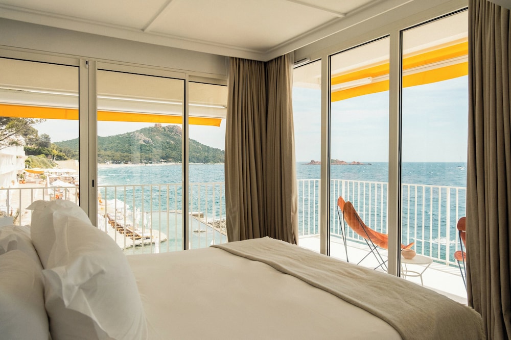 Les Roches Rouges a Beaumier hotel in Saint-Raphael, France