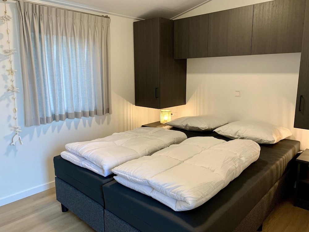 Pleasant chalet with veranda — 4-Star Luxury Hotel in Schagen, Netherlands