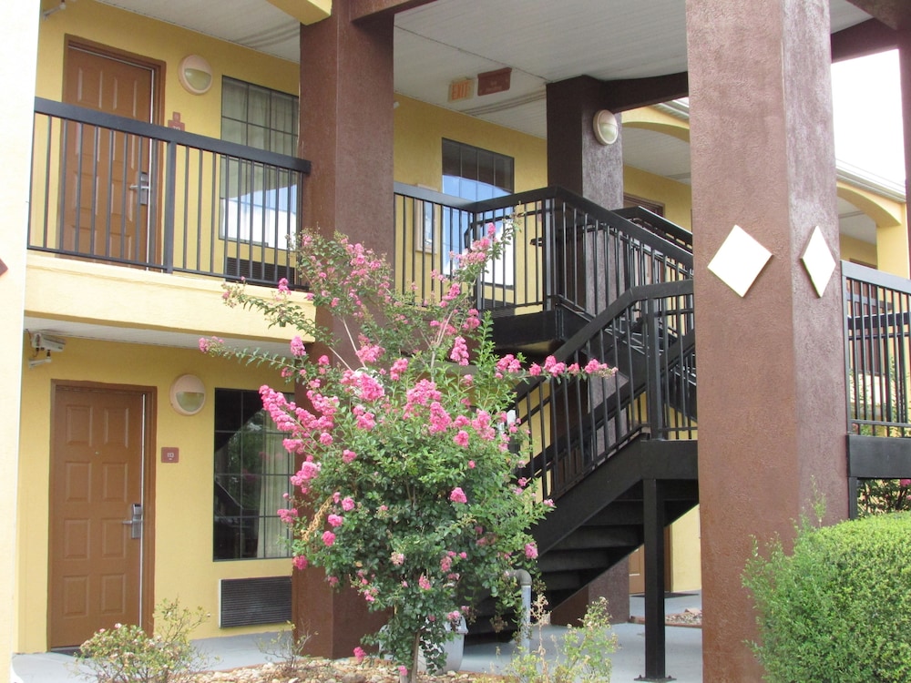 Days Inn & Suites by Wyndham Fort Valley - photo 35