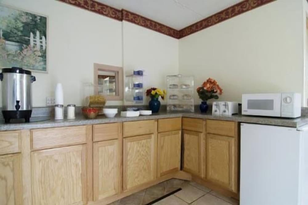Rodeway Inn Charlotte South - photo 14