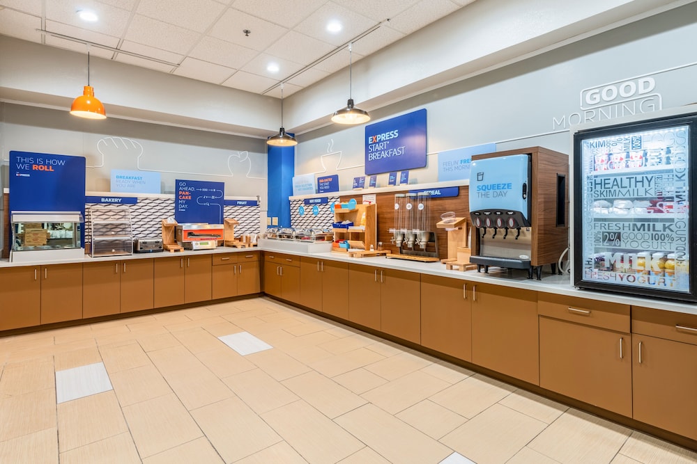 Holiday Inn Express Hotel and Suites Statesville by IHG - photo 40