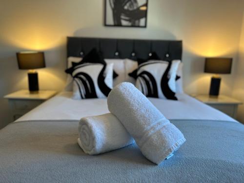 Dovefield House Modern 3 Bed Home from Home Alton Towers Uttoxeter Races — 4-Star Luxury Hotel in Uttoxeter, United Kingdom