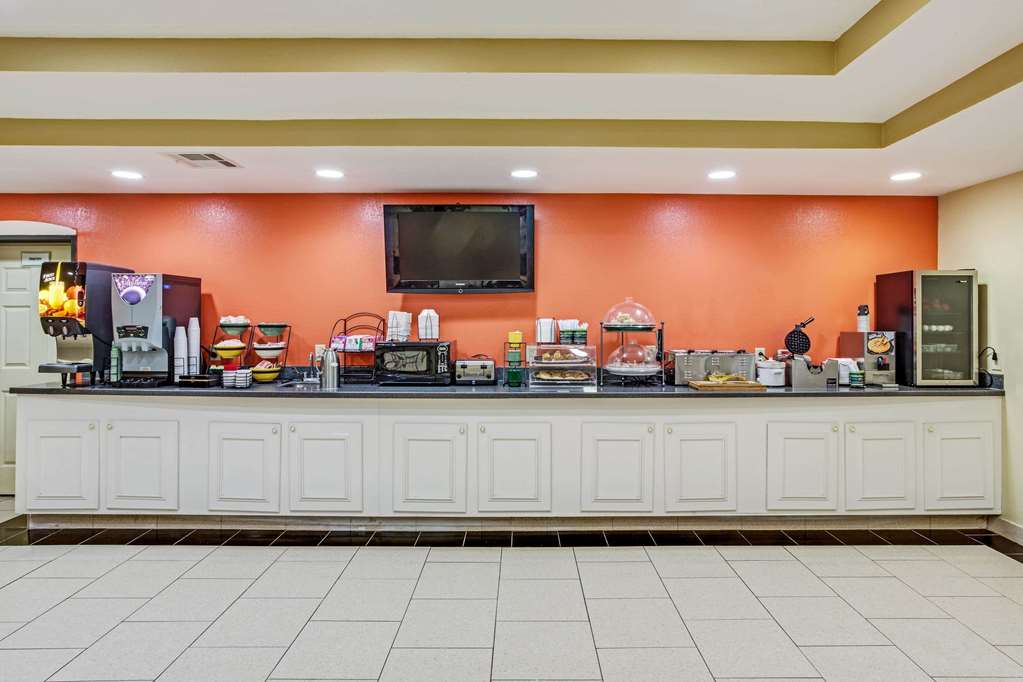 La Quinta Inn & Suites by Wyndham Canton MS - photo 34
