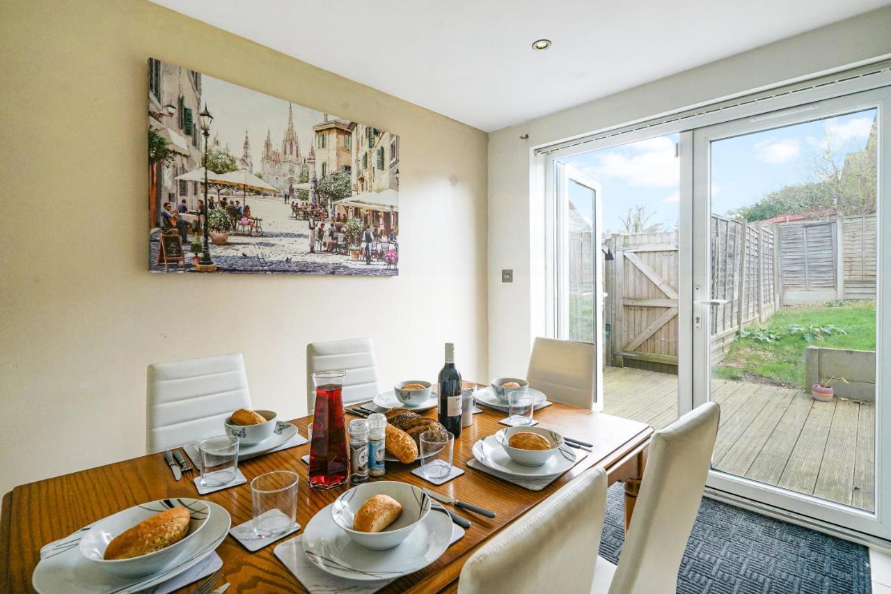 4BR 6Beds 3 Bath Private Parking Garden Kings Cross 25 min & Harry Potter — 4-Star Luxury Hotel in Elstree, United Kingdom