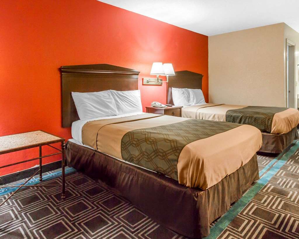 Econo Lodge Lanett - photo 18