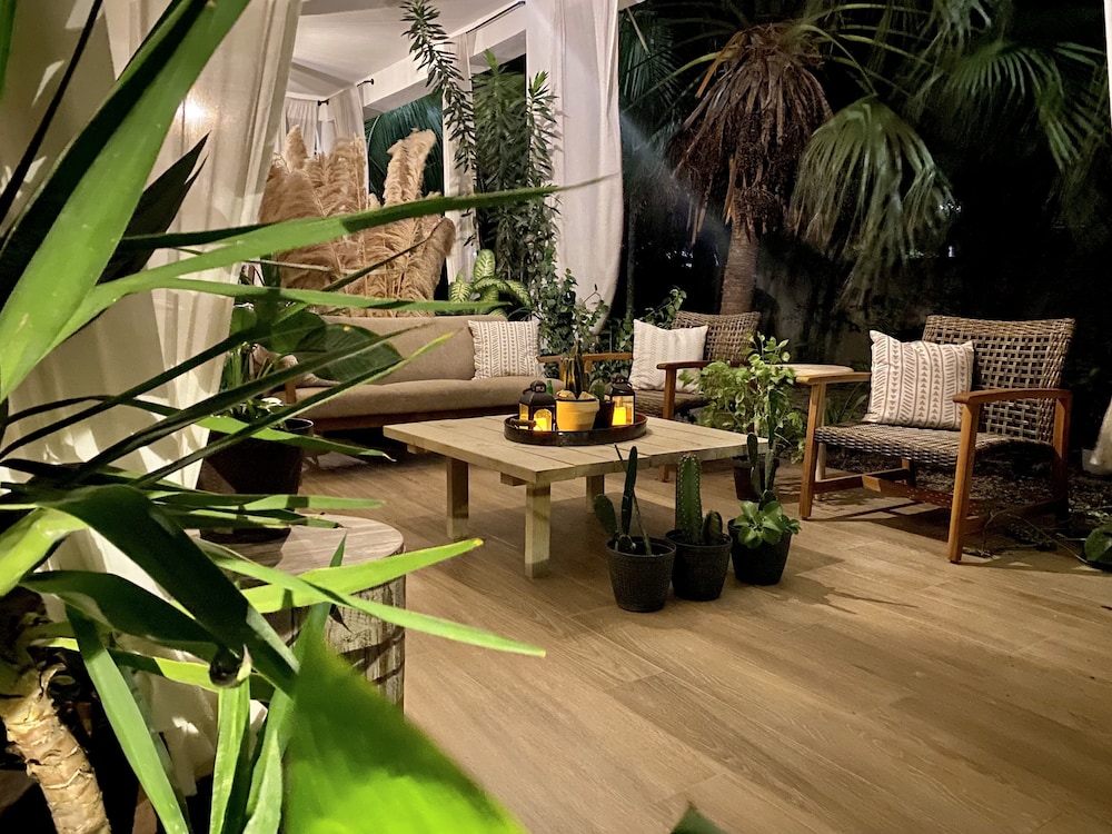 Stylish Apartments FREE Bikes Nice Area & Cozy Patio 10 Minutes to Airport — 4-Star Luxury Hotel in Belize City, Belize