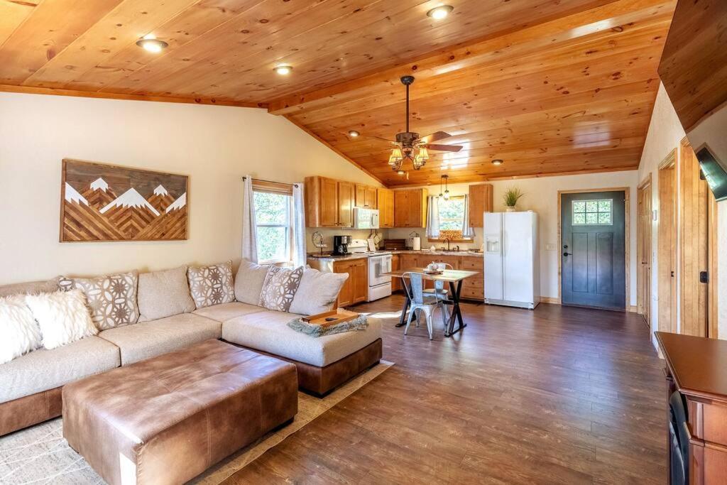 New Owner Special Cozy Cabin with mountain views — 4-Star Luxury Hotel in Robbinsville, United States