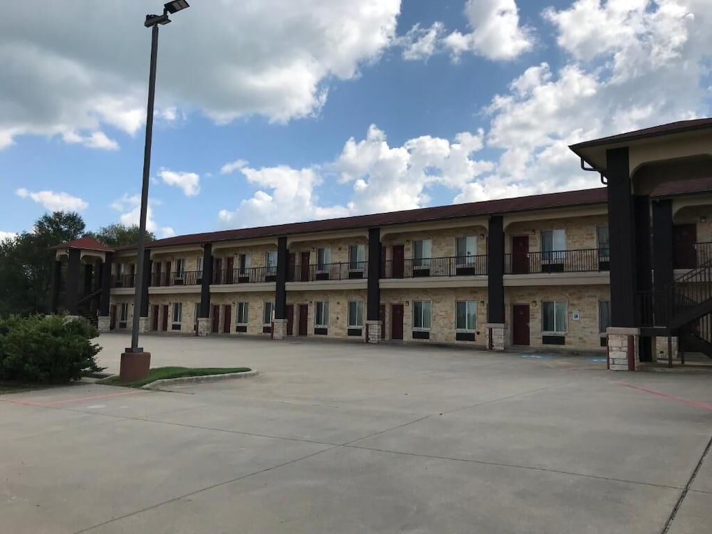 Executive Inn and Suites - photo 14