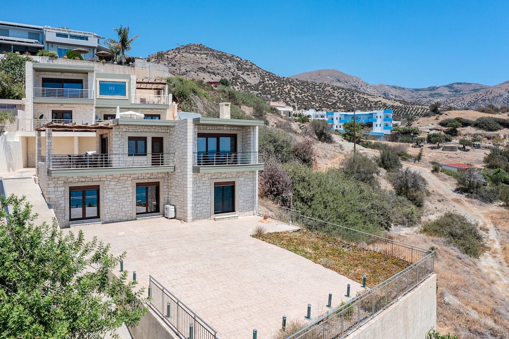 Petrina 3 villa by the sea — 4-Star Luxury Hotel in Kastri, Greece