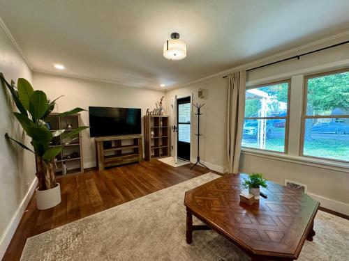 Campus Den on Poplar St in Marion, United States