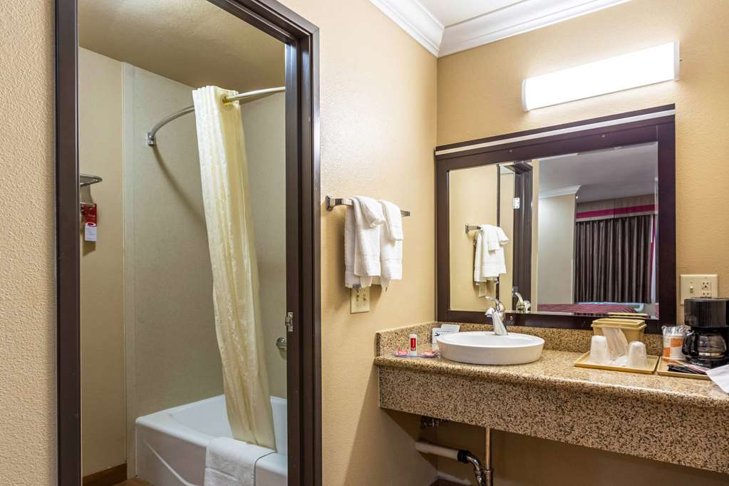 Econo Lodge Inn & Suites Escondido Downtown - photo 24