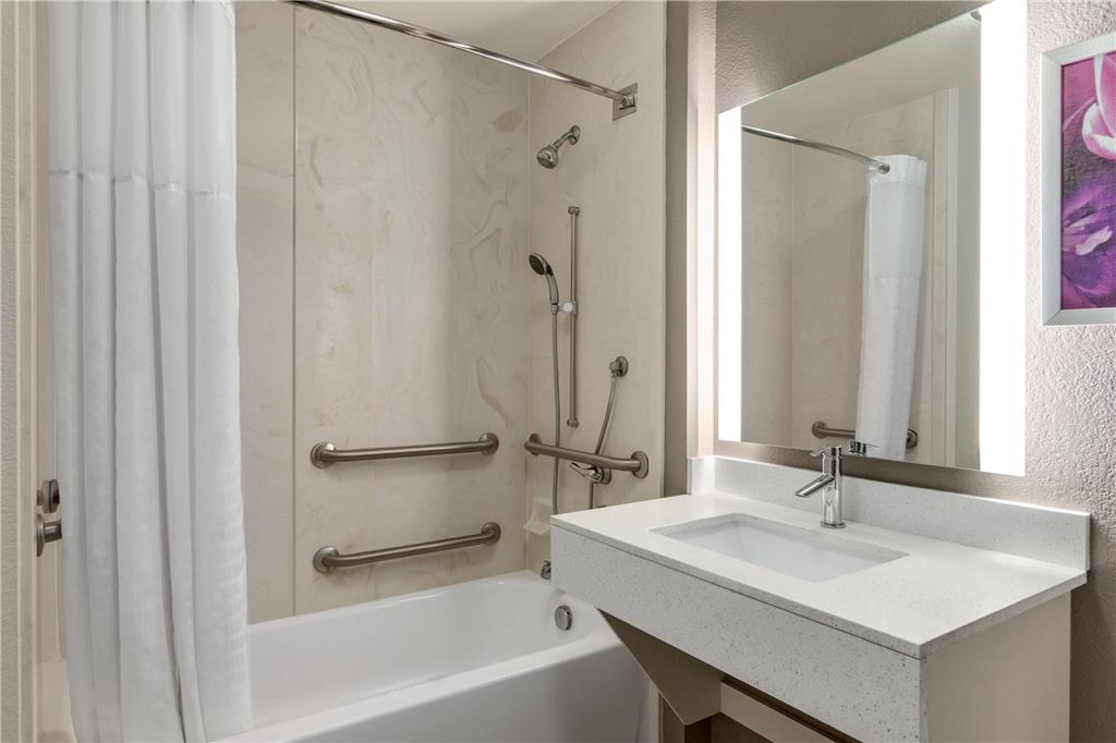 La Quinta Inn & Suites by Wyndham Arlington North 6 Flags Dr - photo 11