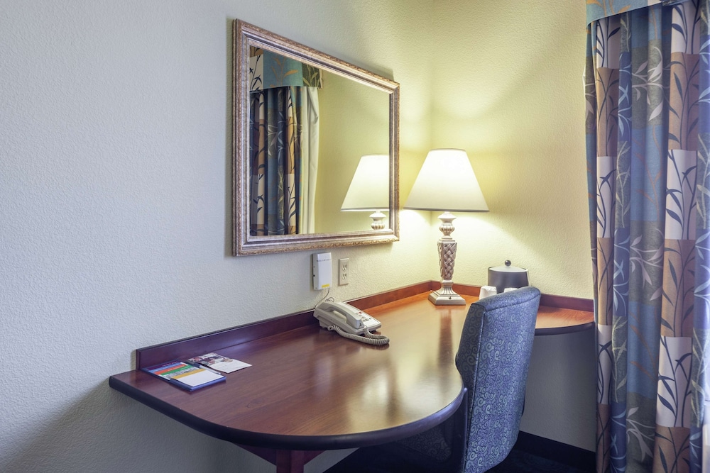 Hampton Inn Martinsburg South Inwood - photo 25
